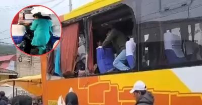 Cusco: Desprendimiento de rocas cae sobre bus y deja dos personas heridas.
