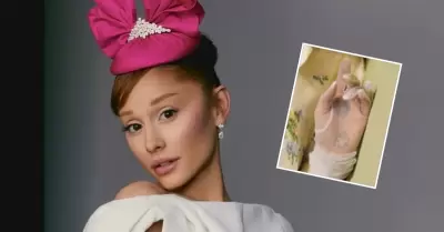 �Ariana Grande tiene 6 dedos en su mano izquierda?