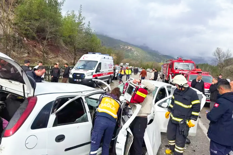 Colisi�n de dos autos en Budur, Turqu�a.