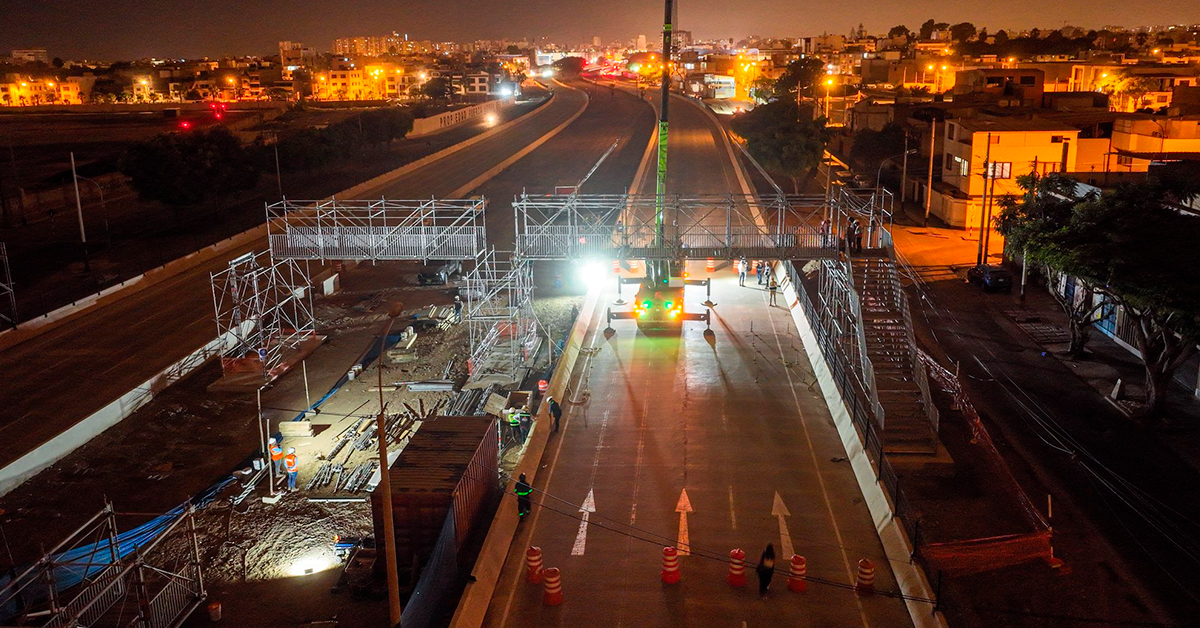¡Luego de cinco meses! Instalan montaje del puente peatonal provisional en la Vía Expresa Sur