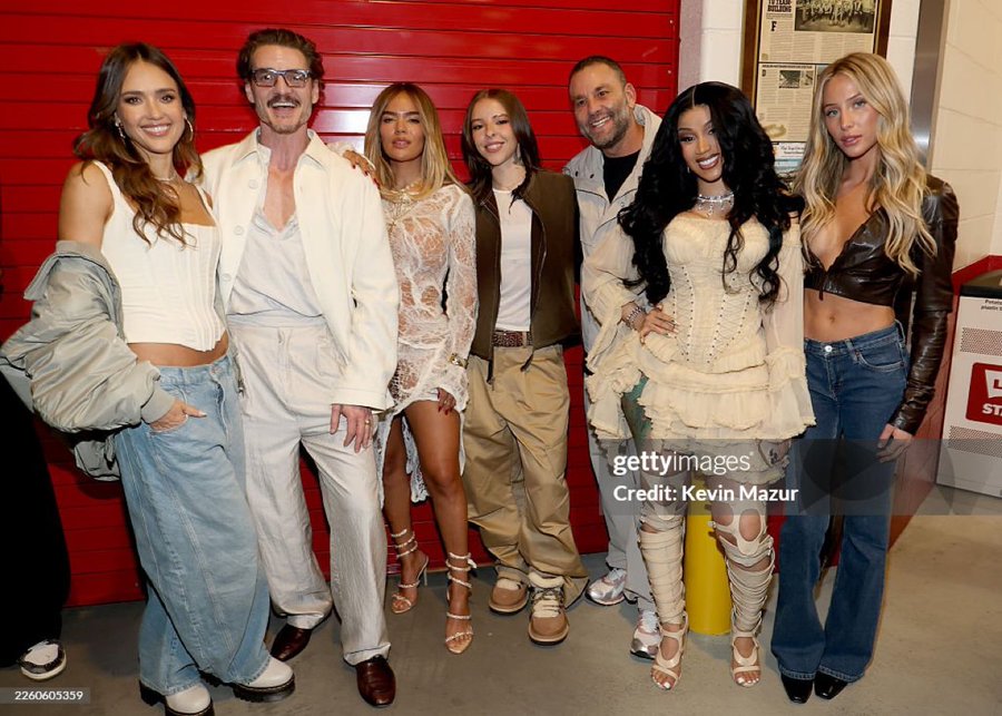 Jessica Alba, Pedro Pascal, Karol G, Young Miko, David Grutman, Cardi B y Alix Earle