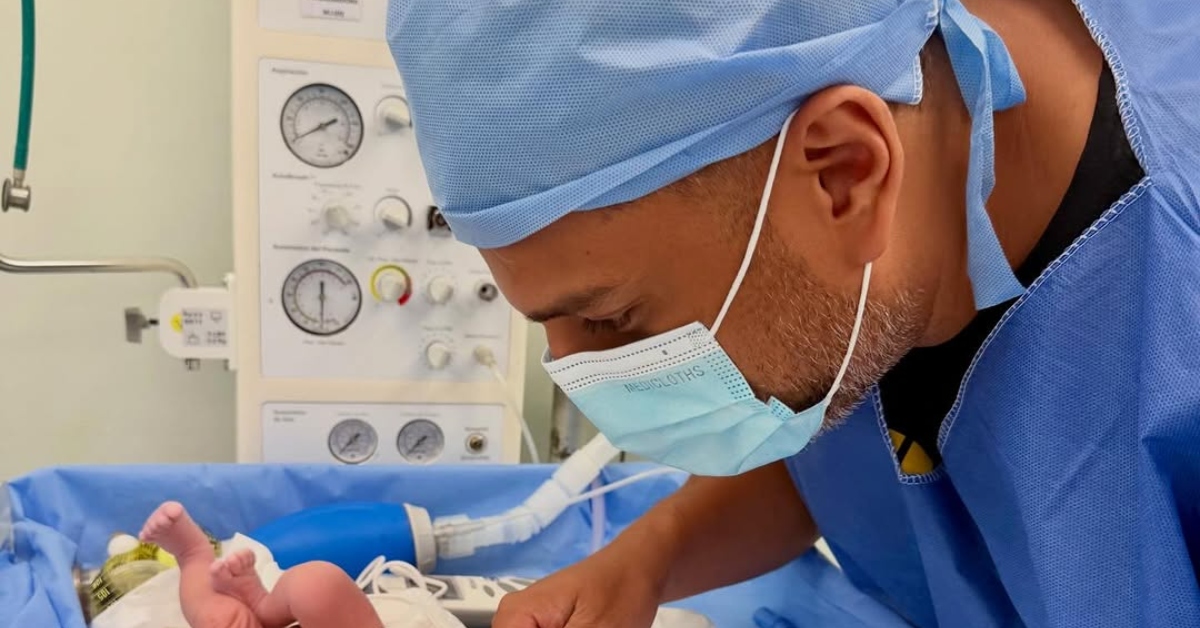 Ricardo Mendoza celebra la llegada de su primer hijo con imágenes exclusivas: "Bienvenido al mundo"