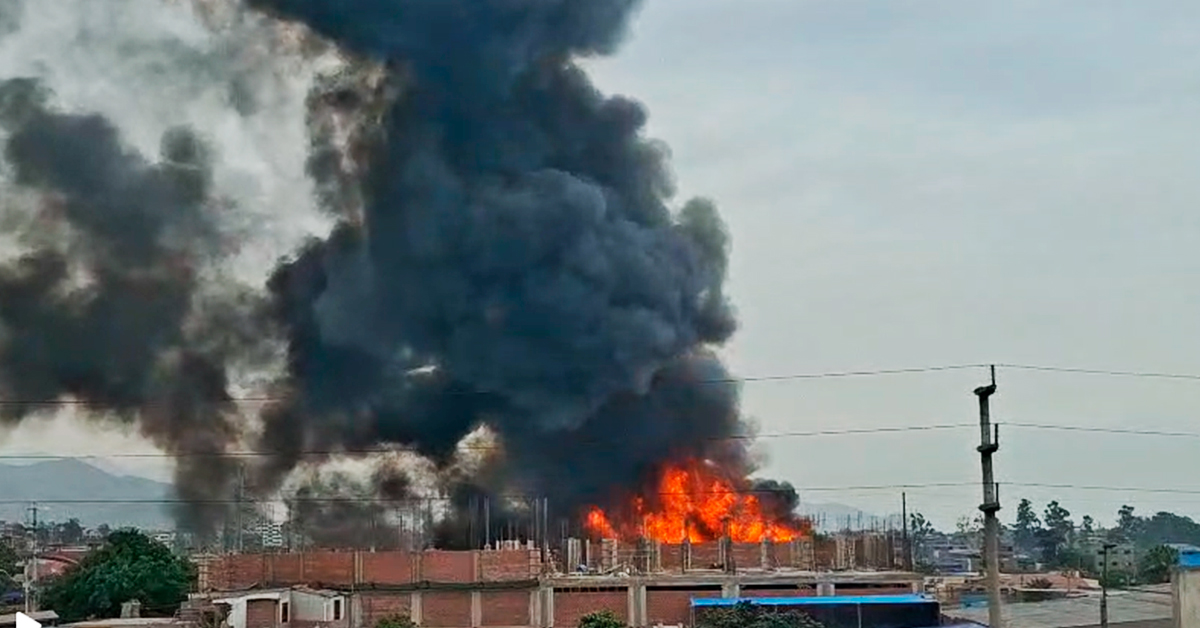 Lurigancho - Chosica: Incendio de grandes proporciones consume un almacén en Huachipa