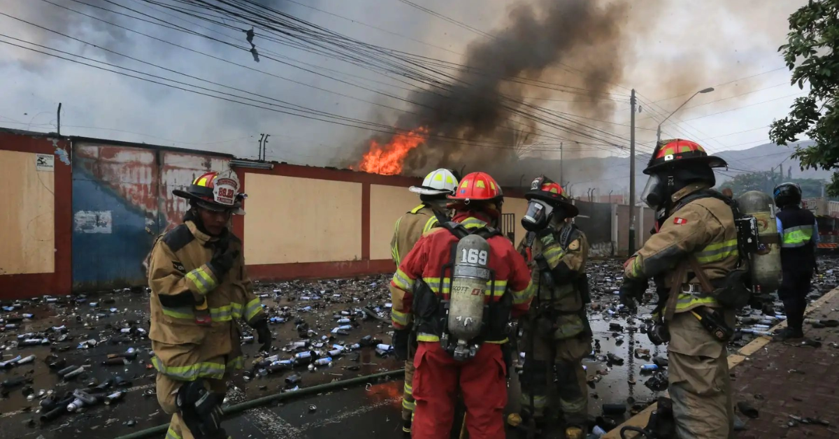 Incendio en Chosica: Reportan explosiones en almacén de aerosoles y viviendas afectadas