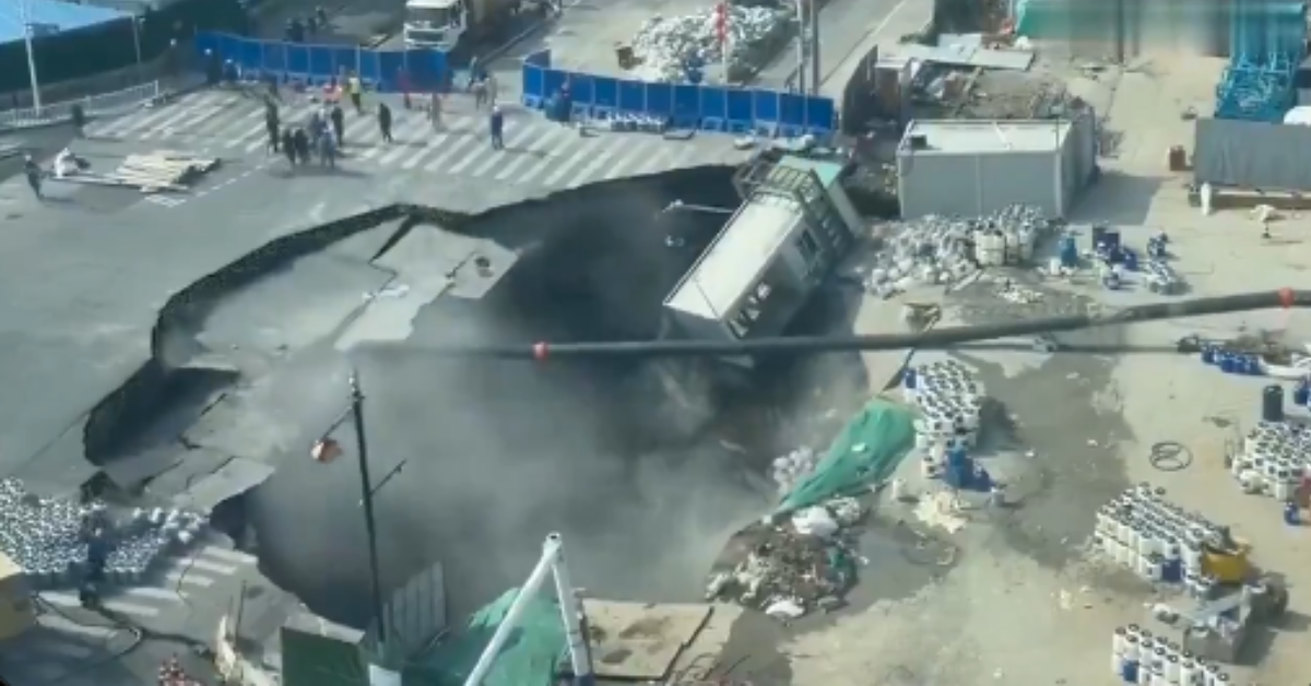China: Impactante video muestra el colapso de una calle en Shanghái debido a una construcción