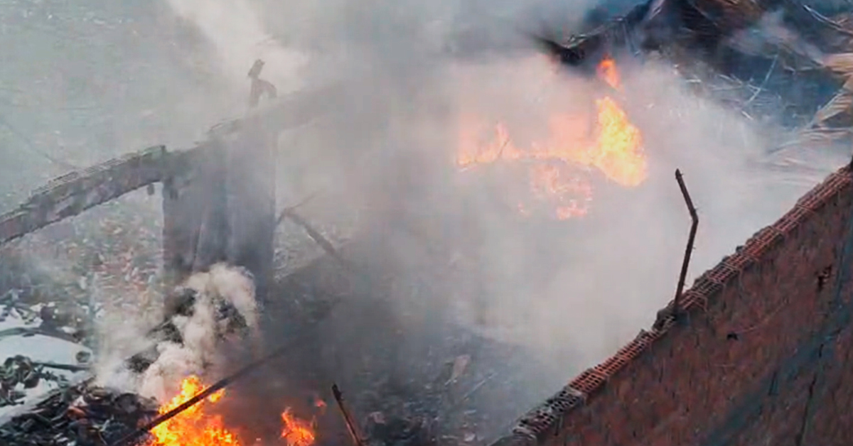 Santa María de Huachipa: Se reaviva incendio con explosiones en almacén clandestino de productos inflamables
