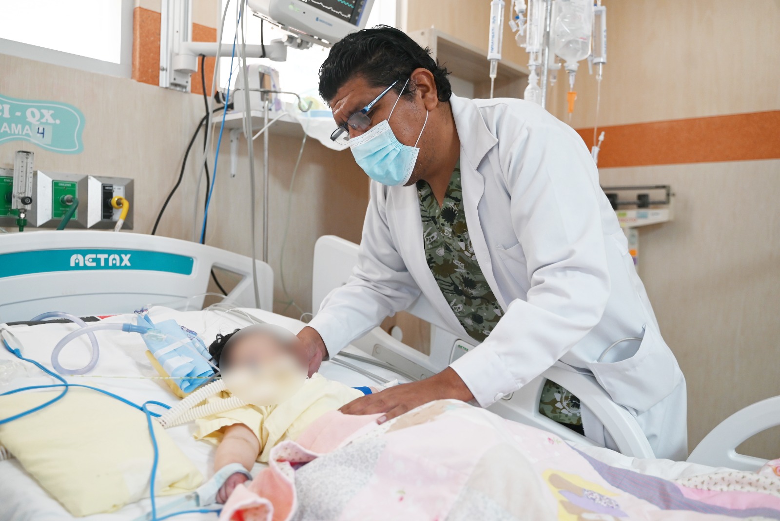 Beb� de cuatro meses sobrevive a complicada operaci�n.