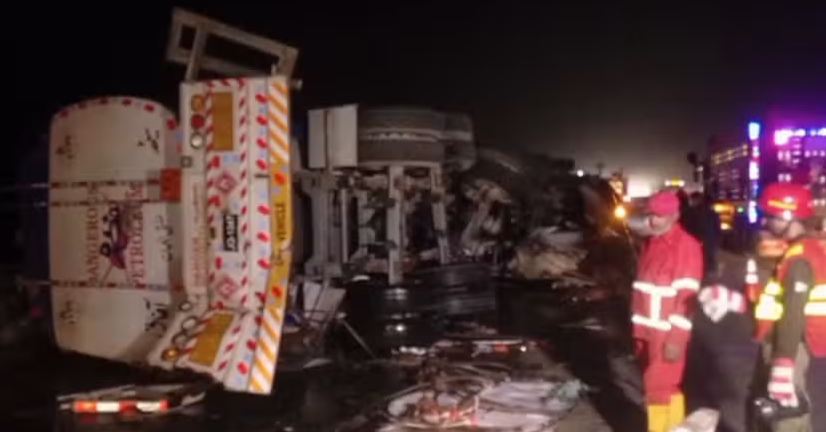 Choque entre un autobús y un camión deja al menos 13 personas fallecidas