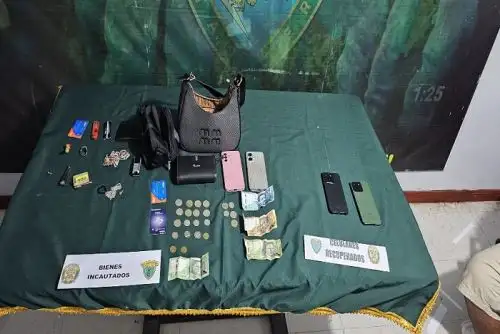PNP Puno incautó celulares, joyas, tarjetas bancarias y dinero en efectivo.