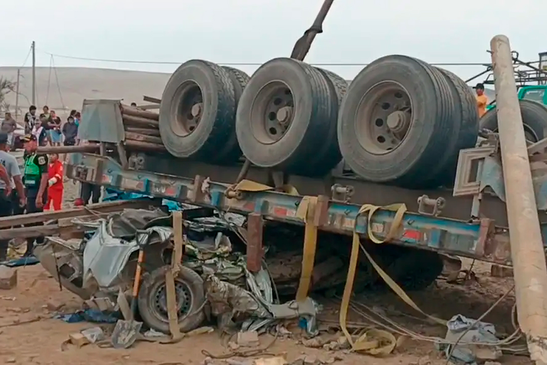 Parte del tr�iler qued� encima de la miniv�n, aplastando a los pasajeros.