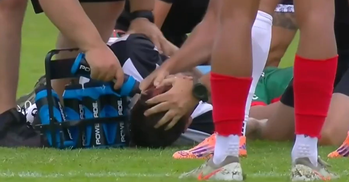 Conmoción en el fútbol: Jugador cayó inconsciente y tuvo que ser trasladado de URGENCIA