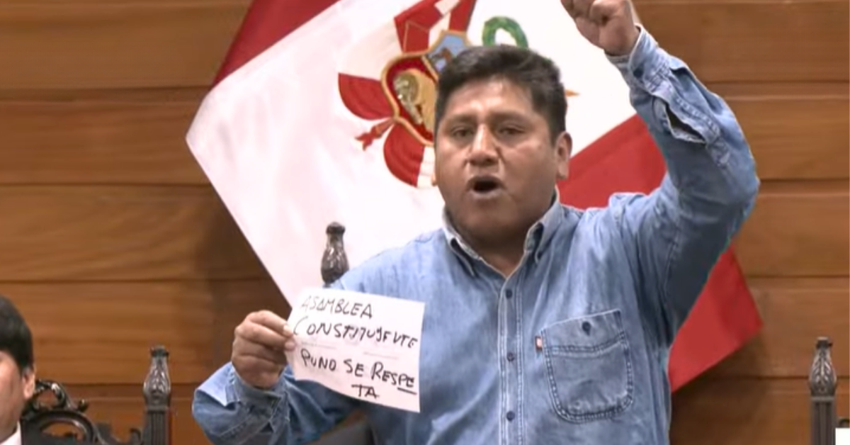 Congresista Wilson Quispe protagoniza tenso momento al mostrar su voto viciado: "Nueva constitución"