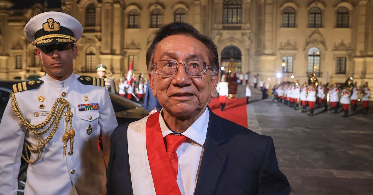 José María Balcázar es el nuevo presidente de la República: Se reunirá HOY con ministros para evaluar permanencia