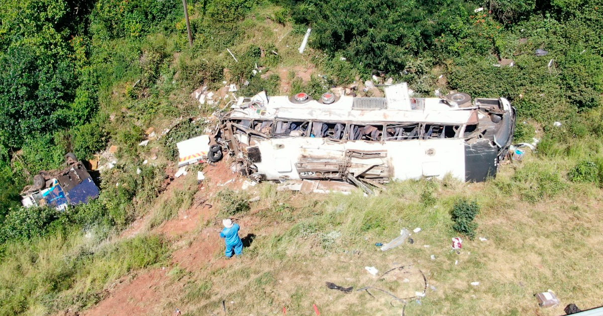 Autobús se precipitó y dejó al menos 5 muertos y más de 30 heridos en carretera