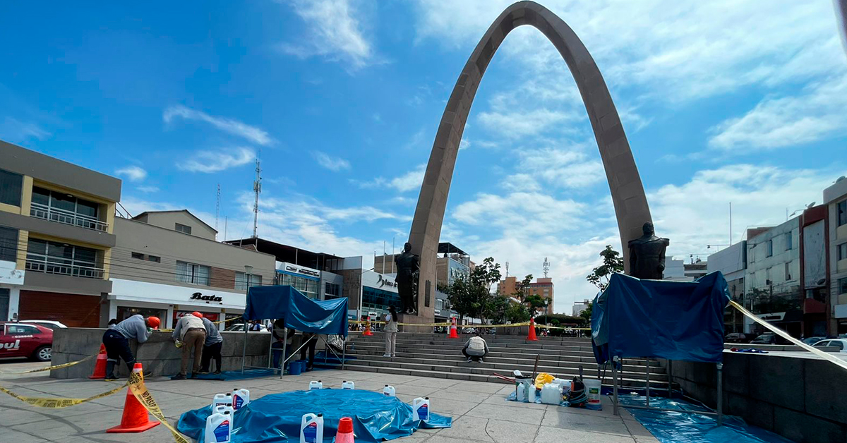 Tacna: Dirección Desconcentrada de Cultura ejecuta limpieza de emergencia tras pintas en el Arco Parabólico