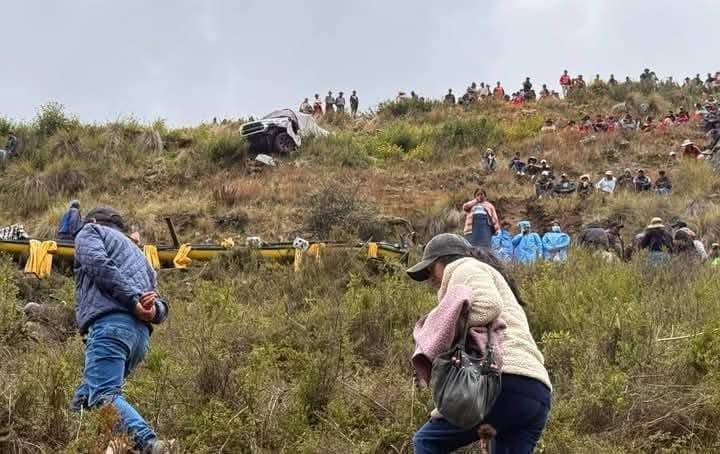 Bus interprovincial que llevaba m�sicos cae al abismo tras choque en carretera Juliaca