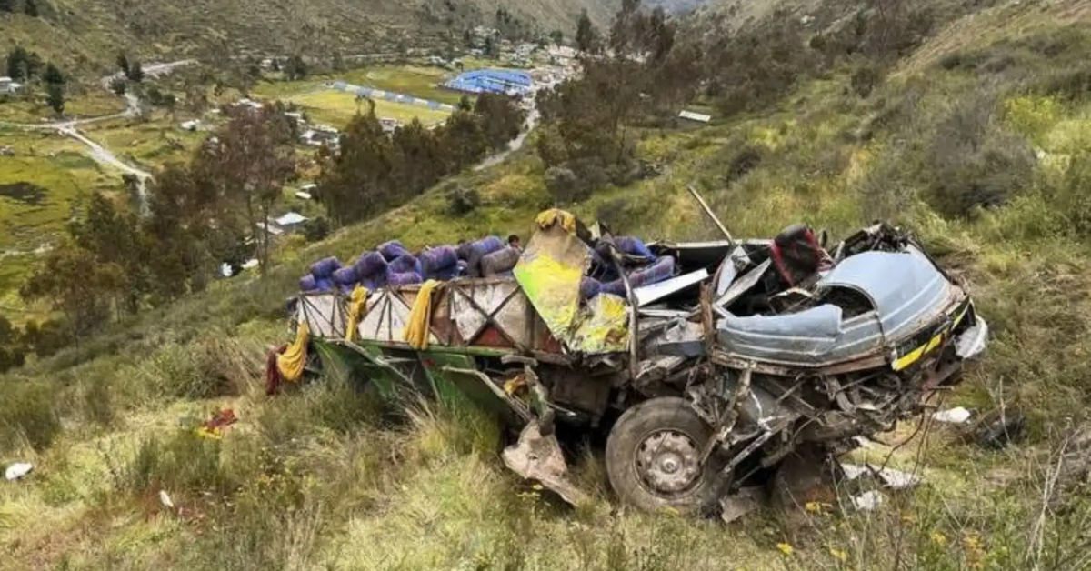 Fatal accidente en Puno: Bus cae al ABISMO al chocar con camioneta y deja cuatro fallecidos