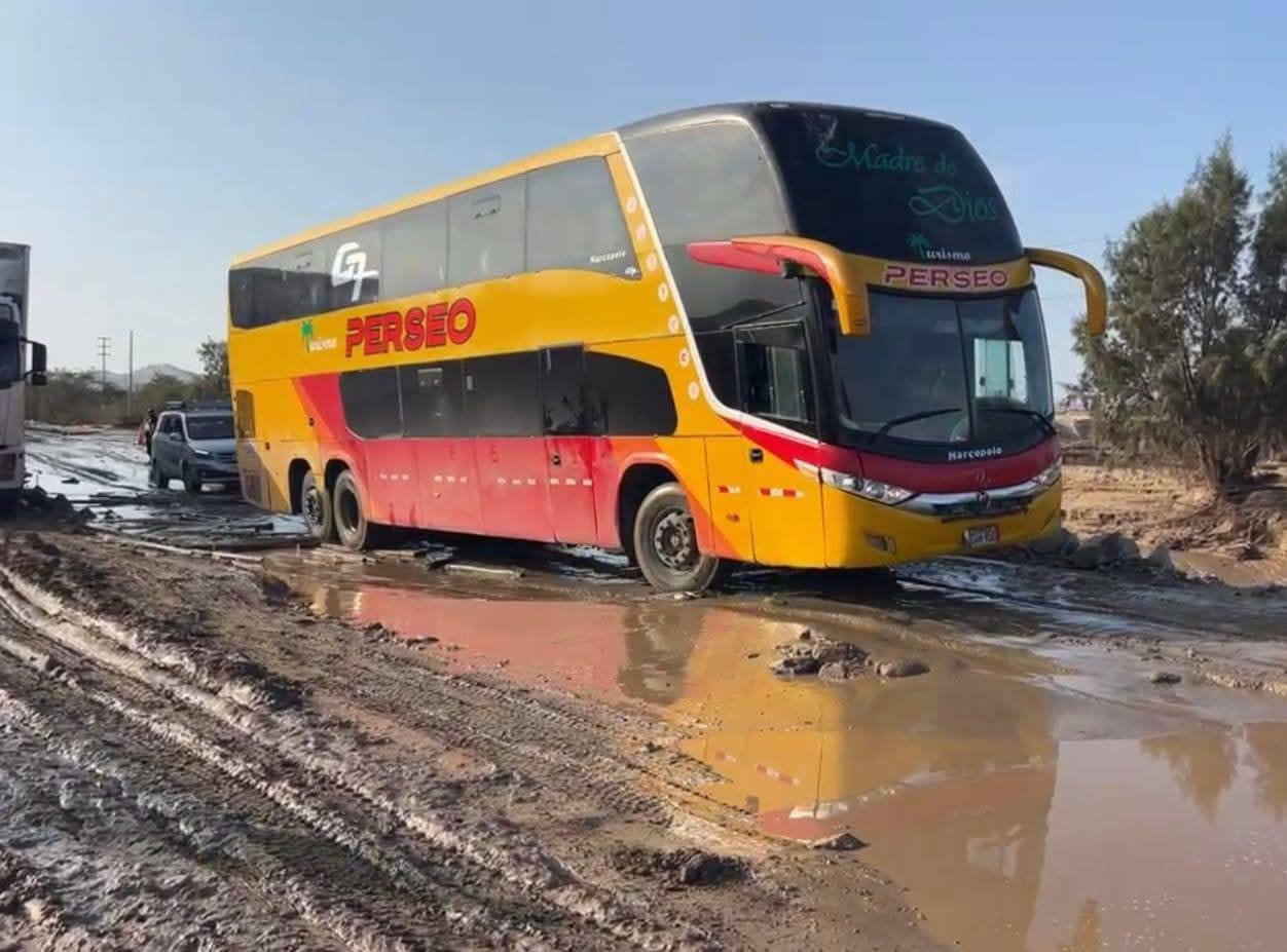 Tr�nsito restringido en el km 337 en la Panamericana Sur, en Ocucaje.