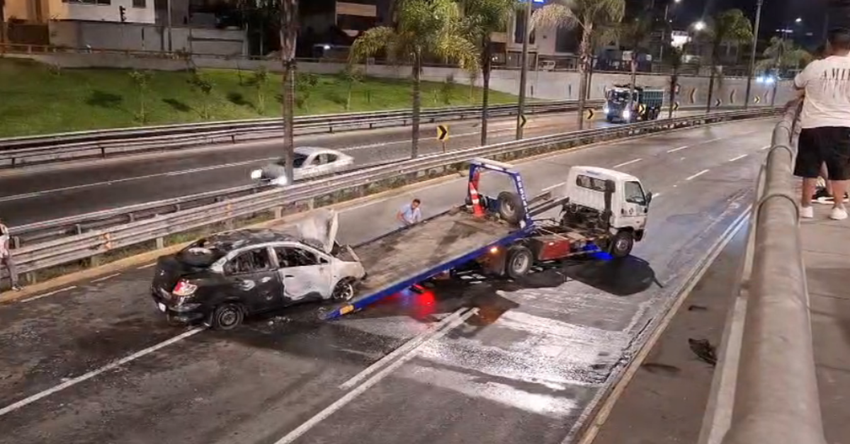 San Borja: automóvil se incendia en plena Vía Expresa Javier Prado y provoca cierre temporal de un carril