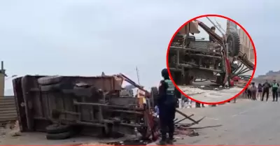 Motocarga cay� tras un despiste con toda una familia a bordo.