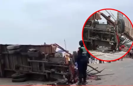 Motocarga cay� tras un despiste con toda una familia a bordo.