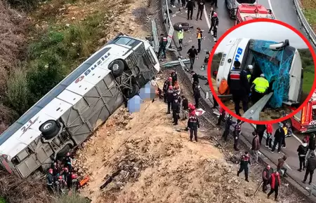 Volcadura de bus deja 8 muertos y 26 heridos.