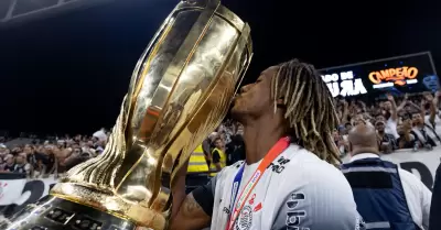 Andr� Carrillo se proclam� supercampe�n de Brasil con Corinthians.