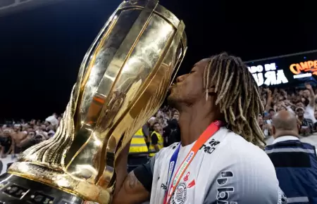 Andr� Carrillo se proclam� supercampe�n de Brasil con Corinthians.