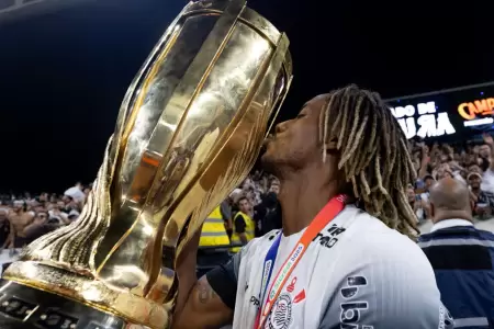 Andr� Carrillo se proclam� supercampe�n de Brasil con Corinthians.