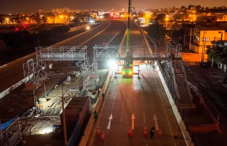 Instalan primer puente peatonal en la V�a Expresa Sur.