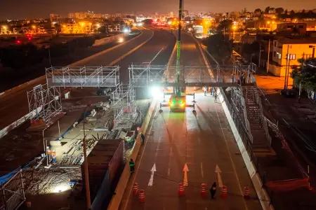 Instalan primer puente peatonal en la V�a Expresa Sur.