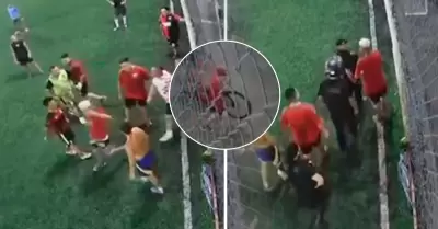 Jugadores frenan partido para capturar a ladr�n.