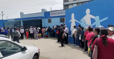Largas colas de pacientes de EsSalud esperando ser atendidos.