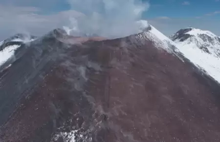 Volc�n Sabancaya contin�a registrando explosiones.