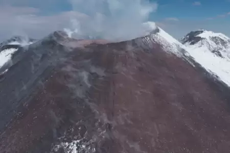 Volc�n Sabancaya contin�a registrando explosiones.