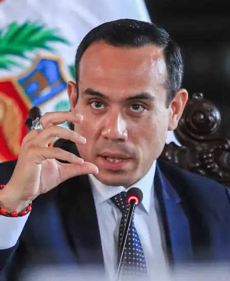 Fiscal�a inicia investigaci�n por contrataci�n de allegadas al presidente