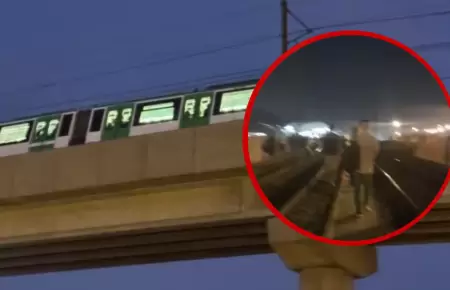 Usuarios del tren de Lima caminan por v�as del tren