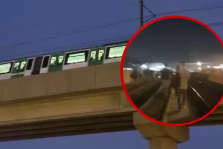 Usuarios del tren de Lima caminan por v�as del tren