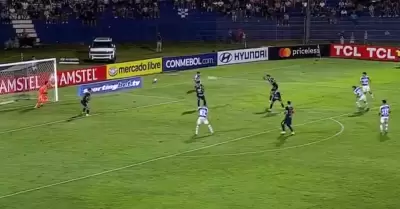 Diego Acosta anot� el 1-0 de 2 de Mayo para vencer a Alianza Lima.