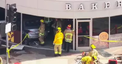 Auto se estrella contra un supermercado en EE. UU.
