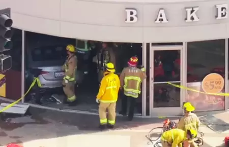 Auto se estrella contra un supermercado en EE. UU.