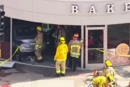 Auto se estrella contra un supermercado en EE. UU.
