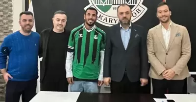 Sergio Pe�a fue presentado como nuevo jugador del Sakaryaspor.