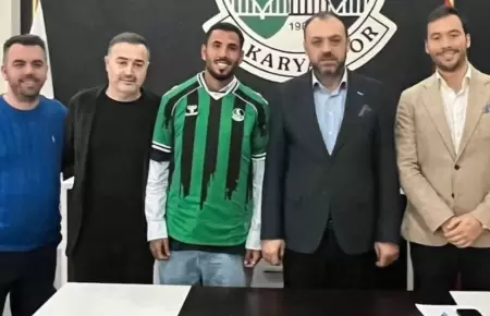 Sergio Pe�a fue presentado como nuevo jugador del Sakaryaspor.