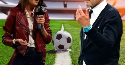 DT de f�tbol besa a reportera en vivo.