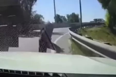 Delincuente termina atropellado tras intentar robar un auto