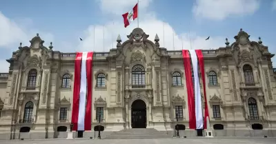 Gobierno designa cuadros para la ceremonia de cambio de mando.
