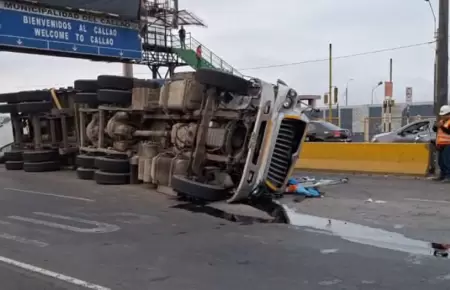 Cami�n se vuelca en plena avenida Faucett y genera intenso tr�fico en el Callao.