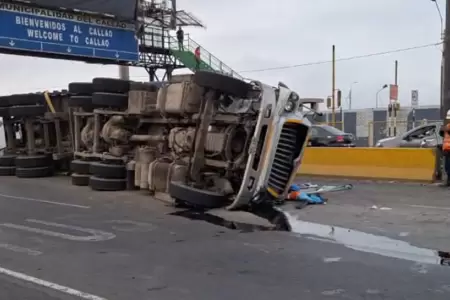 Cami�n se vuelca en plena avenida Faucett y genera intenso tr�fico en el Callao.