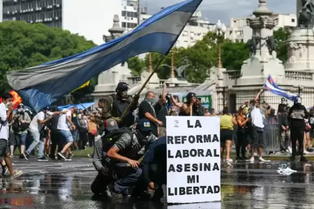 Efectivos avanzan con hidrantes y motos para despejar la Plaza del Congreso tras